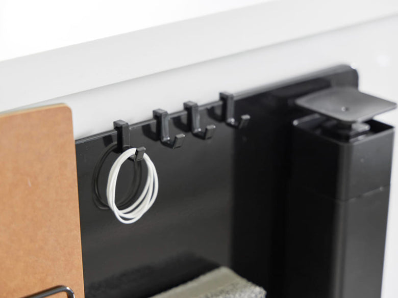 【tower / タワー】フィルムフック付きスチールパネルの製品画像。頑丈なスチール製で、4つのフィルムフックが装着されています。