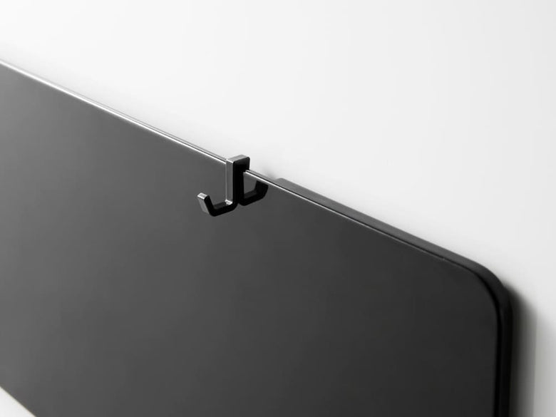 フィルムフックスチールパネル「tower」と「ワイド」の製品が並べられた画像