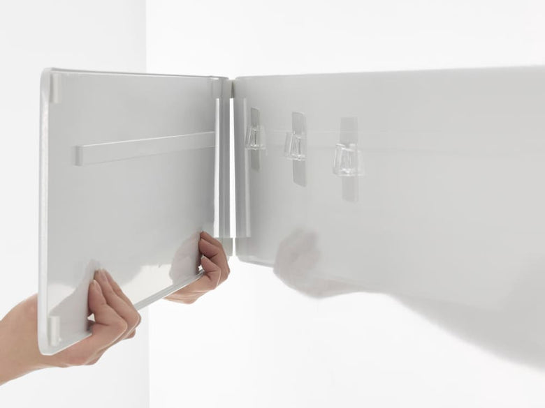 『tower / タワー』フィルムフックスチールパネル。スチール製で複数のフィルムフックが取り付けられたオフィス用収納ユニット