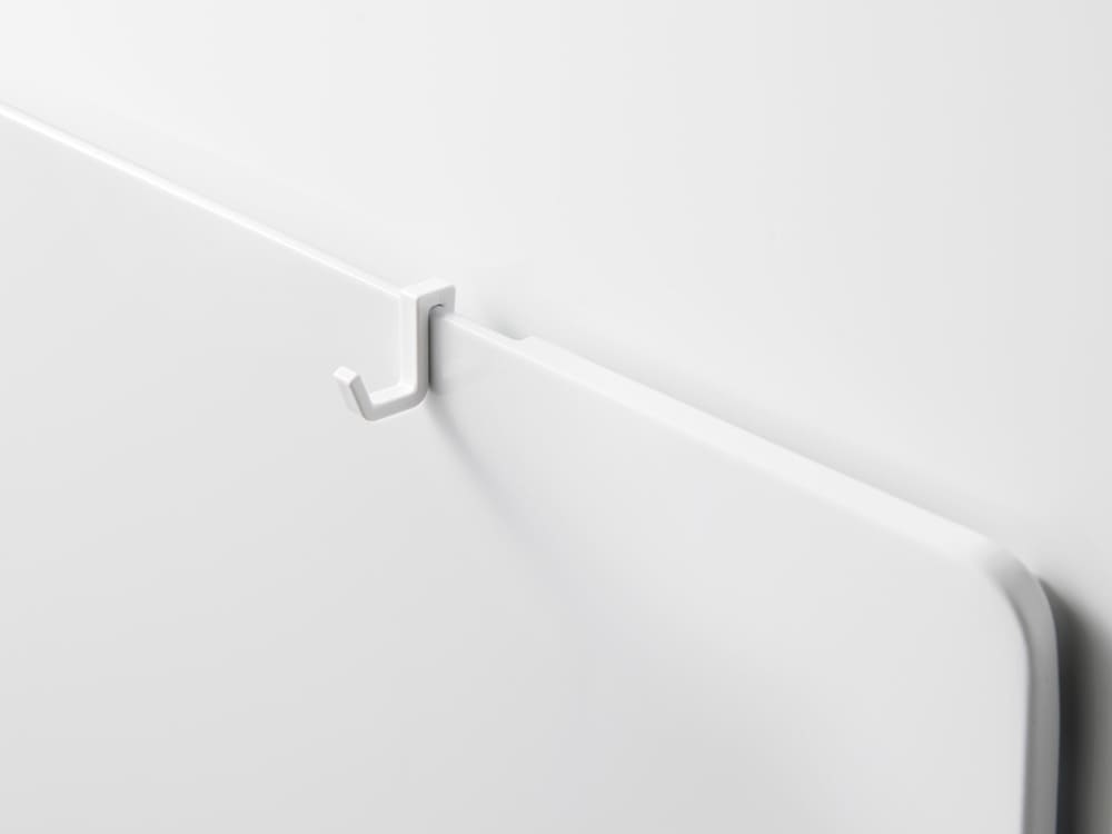 towerフィルムフックスチールパネルにプラスチック製ハンドルと家庭用ハードウェアが装着された画像