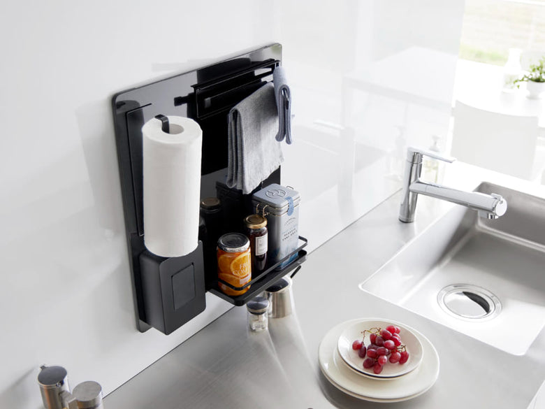 キッチンに設置された【tower / タワー】フィルムフックスチールパネルに、シンクや蛇口、ソープディスペンサーなどの家庭用器具が掛けられている様子