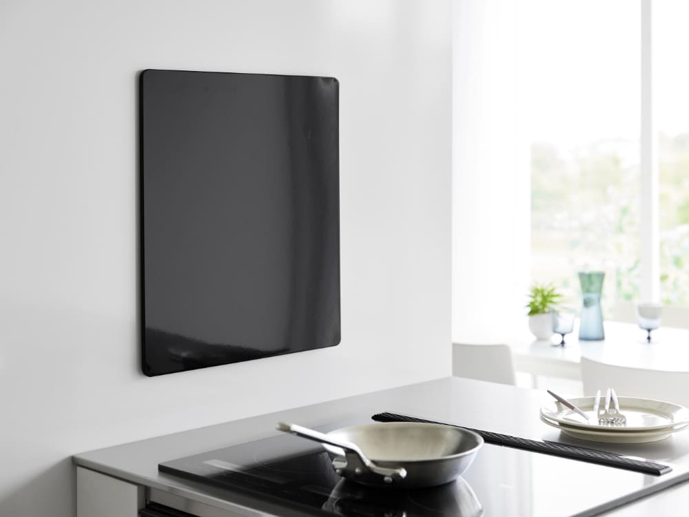 towerタワーのフィルムフックスチールパネル。スチール製の薄型パネルに4つのフィルムフックが取り付けられており、キッチンカウンターに設置可能なデザイン