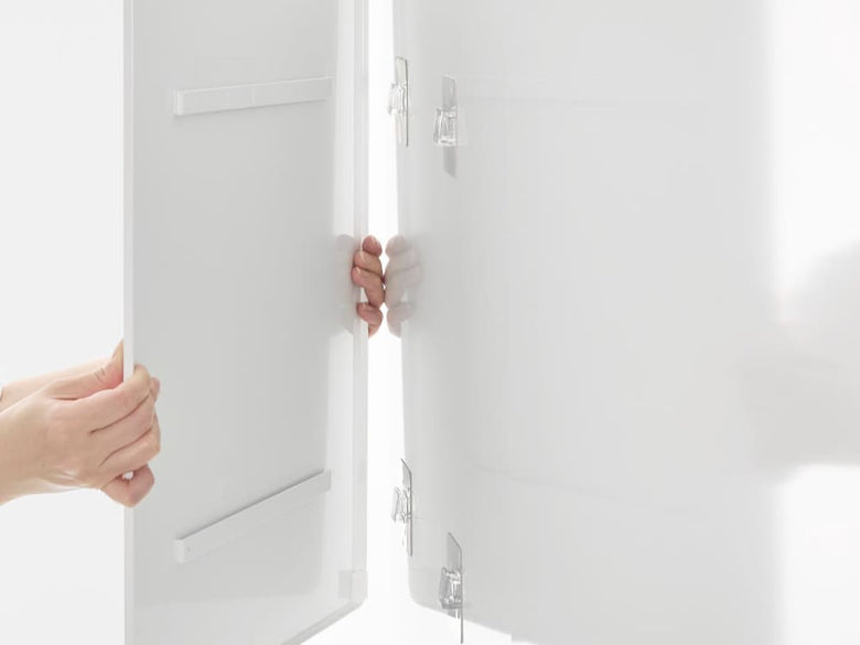 【tower / タワー】フィルムフックスチールパネルの正面写真。幅45cm、高さ50cmのスチール製パネルにフィルムフックが4つ取り付けられている。