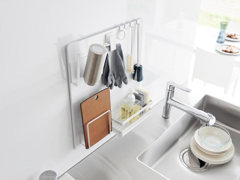 タワー型フィルムフックスチールパネルがキッチンのカウンターに設置され、さまざまな家庭用品やキッチン用品が掛けられている様子