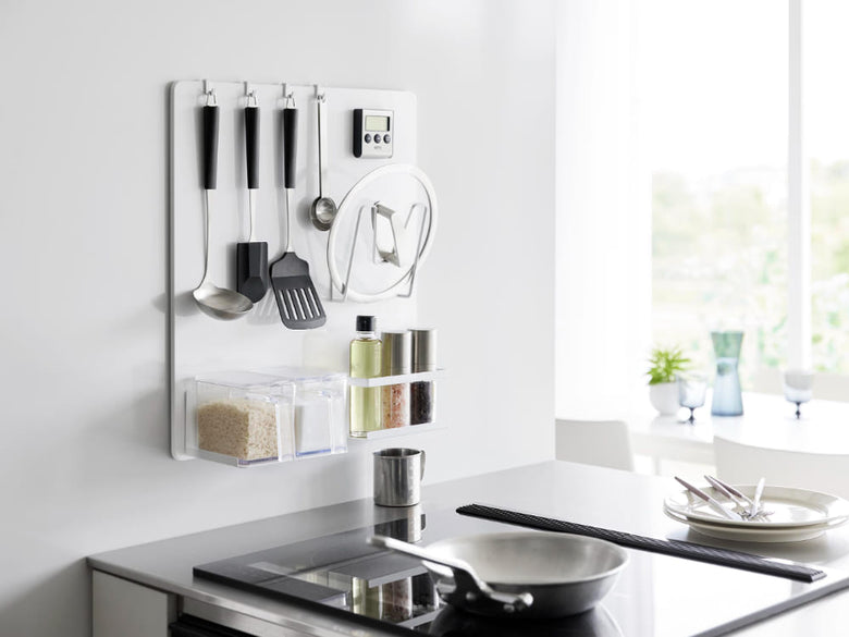 【tower / タワー】フィルムフックスチールパネルがキッチンカウンターに設置され、食器や調理器具が掛けられている様子
