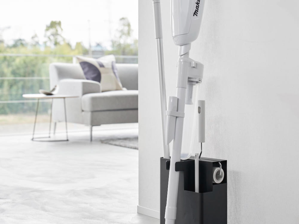 タワー型スティッククリーナーと各種掃除ツールが一体化されたホーム用オーガナイザーの画像