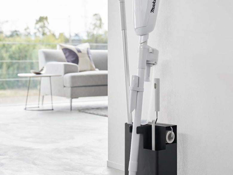 タワー型スティッククリーナーと各種掃除ツールが一体化されたホーム用オーガナイザーの画像