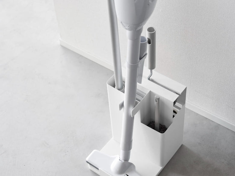 スチール製のタワーオーガナイザー「tower / タワー」が木のフローリング上に配置され、プラスチック製のツールやハウスプラントが周囲に整然と並んでいる様子