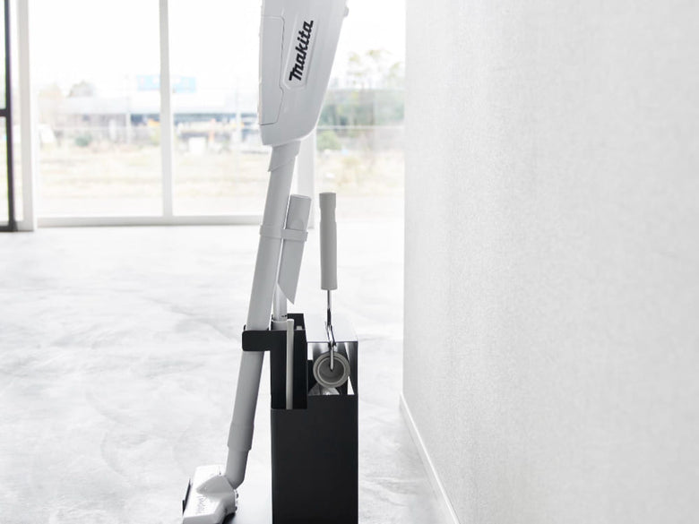 スチール製タワーデザインのスティッククリーナー＆ツールオーガナイザー。幅20.1cm、高さ28.7cmのモダンな収納ユニット。