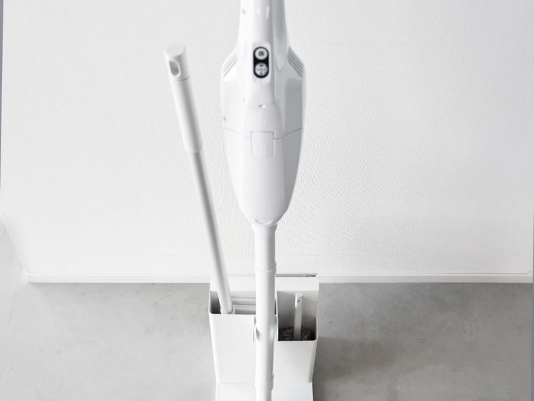 タワースティッククリーナーと各種収納機能を備えたツールオーガナイザーが配置された家庭用掃除セット