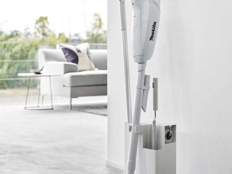 スチール製タワー型スティッククリーナー＆ツールオーガナイザー。複数の収納スペースで家庭用掃除機や各種ツールを整理整頓できるデザイン