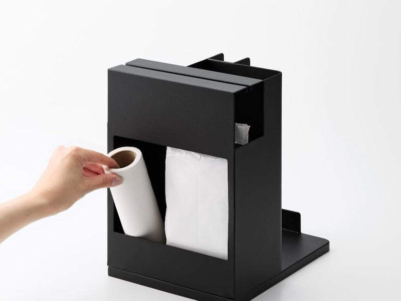 スチール製のタワー型スティッククリーナー＆ツールオーガナイザーの本体と各収納部が見える製品画像