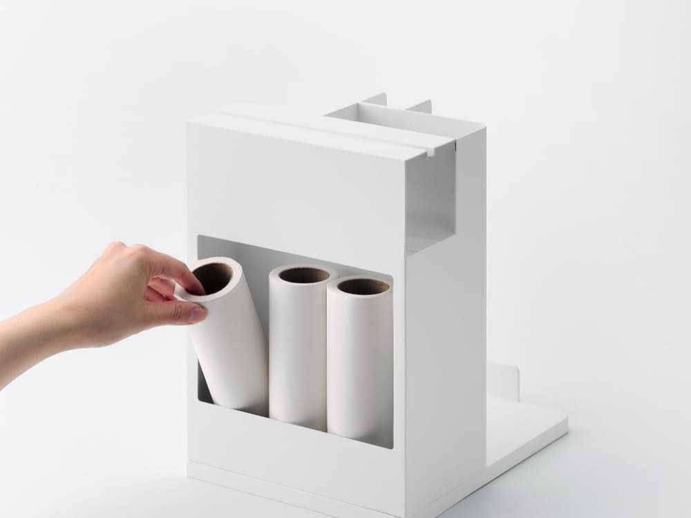 スチール製タワー型オーガナイザー。ペーパーやオフィス用品、プラスチック製品を収納できる複数の棚とシリンダーが備わっています。