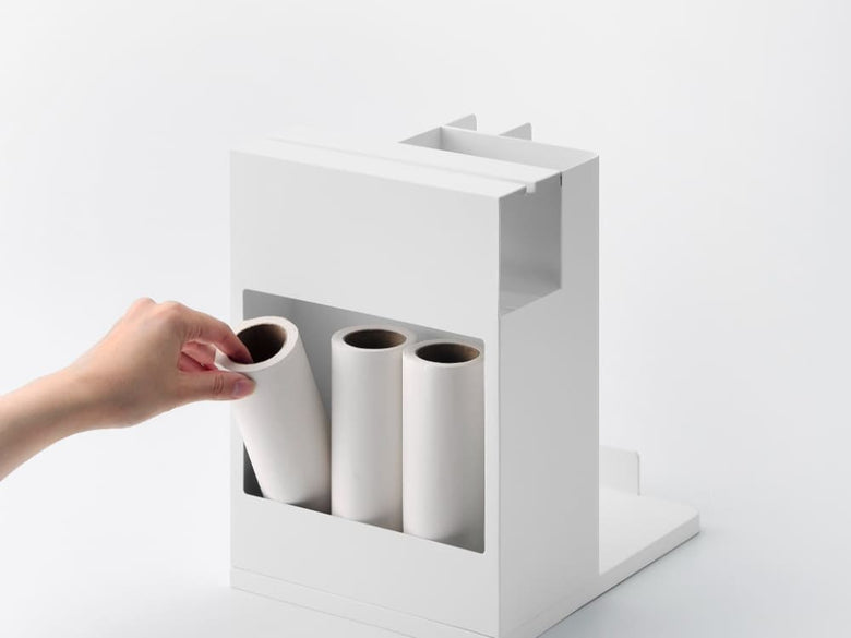 スチール製タワー型オーガナイザー。ペーパーやオフィス用品、プラスチック製品を収納できる複数の棚とシリンダーが備わっています。