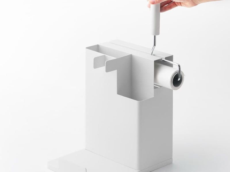 タワーデザインのプラスチック製スティッククリーナー＆ツールオーガナイザー。円柱型で複数の収納スペースがあり、家庭の掃除用品を整理整頓します。