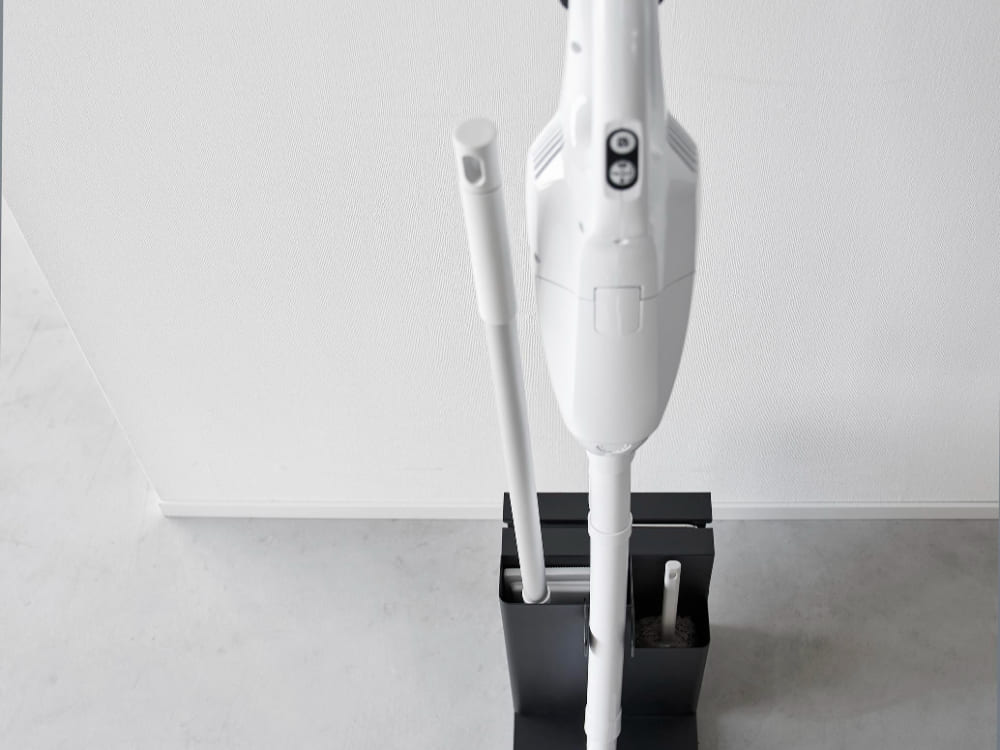 タワー型スティッククリーナーとツールオーガナイザーを収納した家庭用掃除機