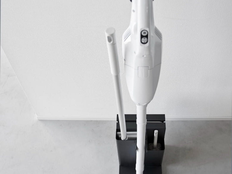 タワー型スティッククリーナーとツールオーガナイザーを収納した家庭用掃除機