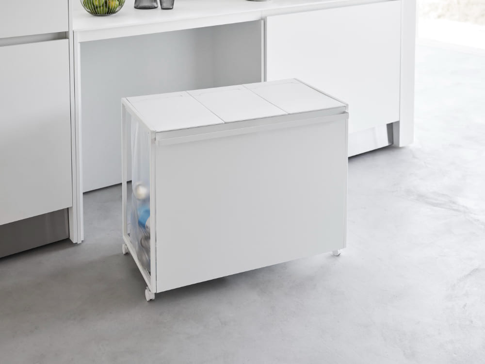 蓋付きスチール製の目隠し分別ダストワゴン。キャスターと棚を備えたキッチン用サイドボードデザイン。