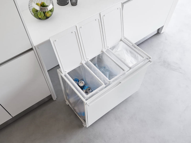 【tower / タワー】蓋付き目隠し分別ダストワゴンがキッチンの棚に設置されている様子。スチール製でキャスター付き、45Lのゴミ袋に対応。