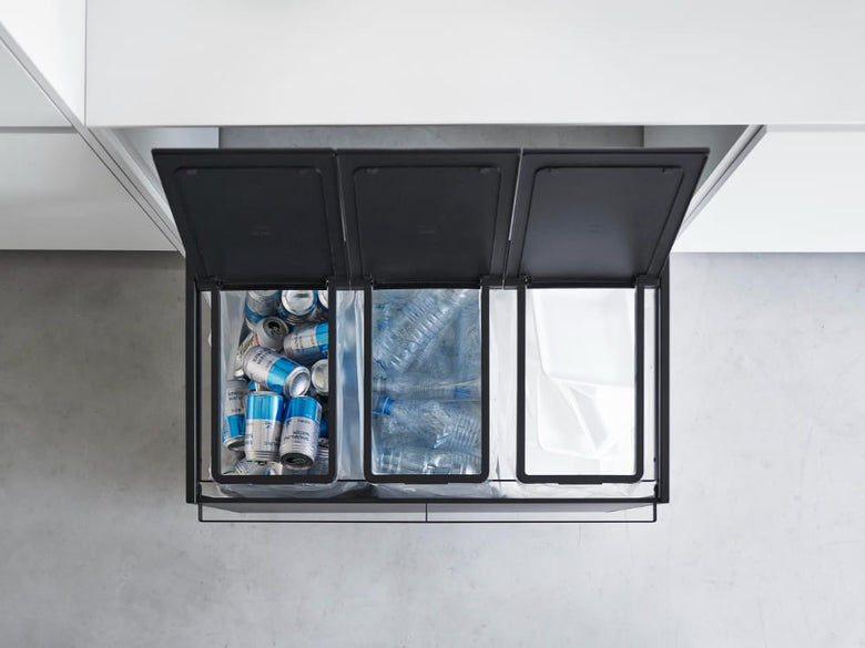 タワー型蓋付き目隠し分別ダストワゴン。グレーとシルバーのスチール製でキッチンに設置可能なホームアプライアンス