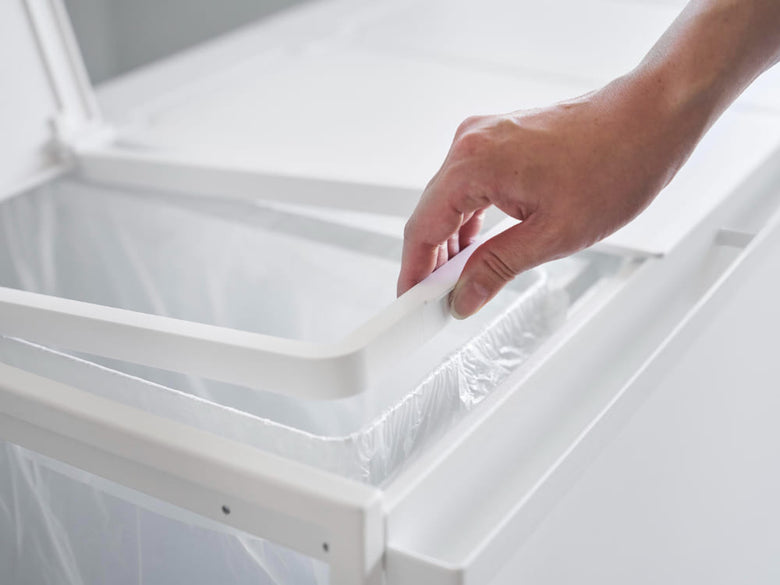 シルバー色の蓋付きスチール製目隠し分別ダストワゴン、家庭用として清潔感のあるデザイン