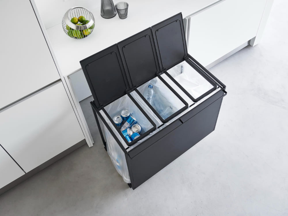 蓋付き目隠し分別ダストワゴン「tower」のスチール製ボディとポリプロピレン蓋、キャスターが付いた外観