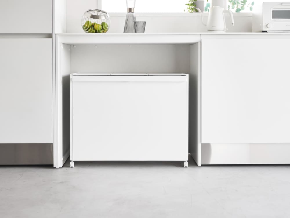 蓋付き目隠し分別ダストワゴン。スチール製の本体にポリプロピレン製の蓋が付いており、キャスターで移動可能なデザイン