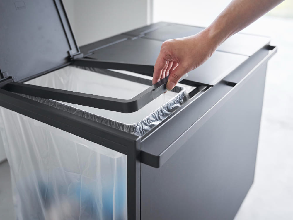 タワー製蓋付き目隠し分別ダストワゴン。スチール本体にポリプロピレン蓋、キャスター付きで家庭用45Lゴミ袋対応の分別ゴミ箱