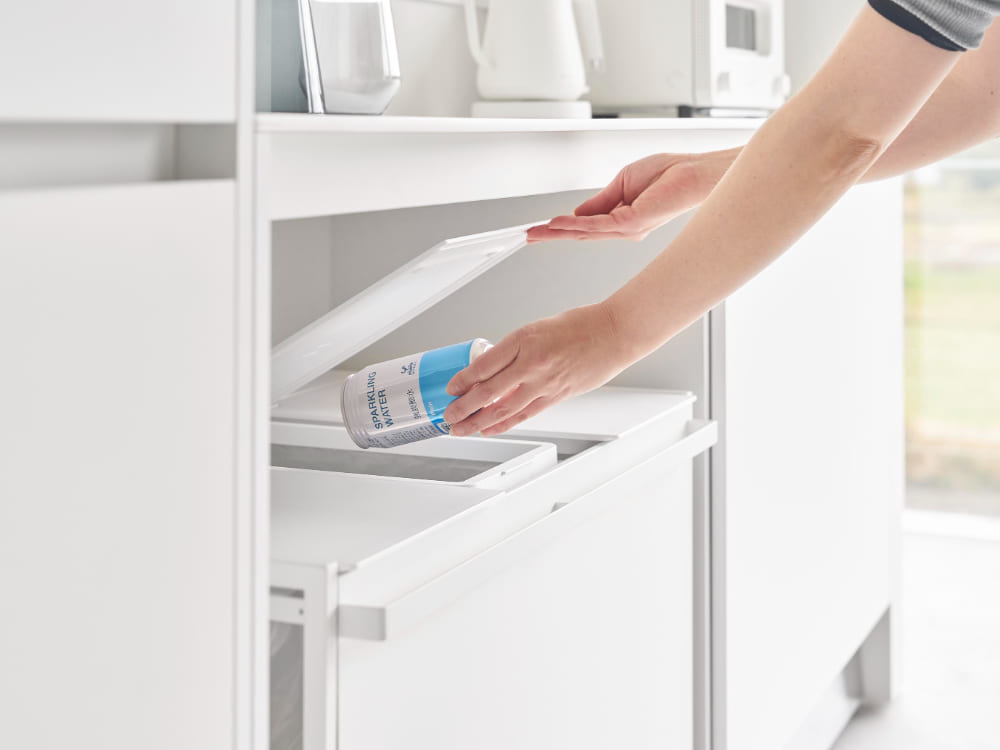 キッチンに設置された蓋付きタワー型目隠し分別ダストワゴン