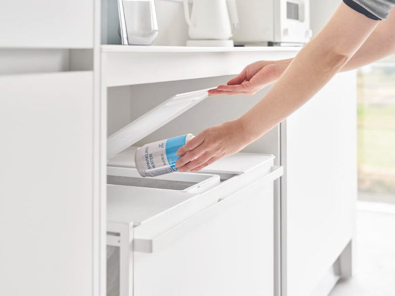 キッチンに設置された蓋付きタワー型目隠し分別ダストワゴン