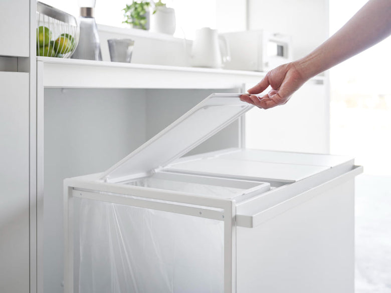 キッチンの棚に置かれた蓋付き【tower / タワー】目隠し分別ダストワゴン