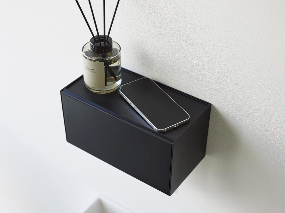 銀色のタワーデザインペーパータオルディスペンサー。石こうボード対応でトレー付き、オフィスやキッチンに最適なABS樹脂製製品。