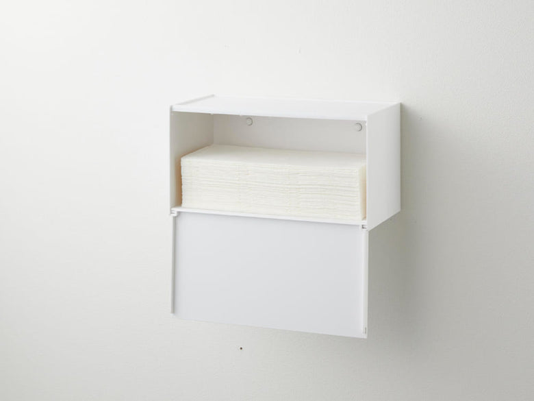 石こうボード対応のトレー付きペーパータオルディスペンサーがキッチンのキャビネット棚に設置されている様子
