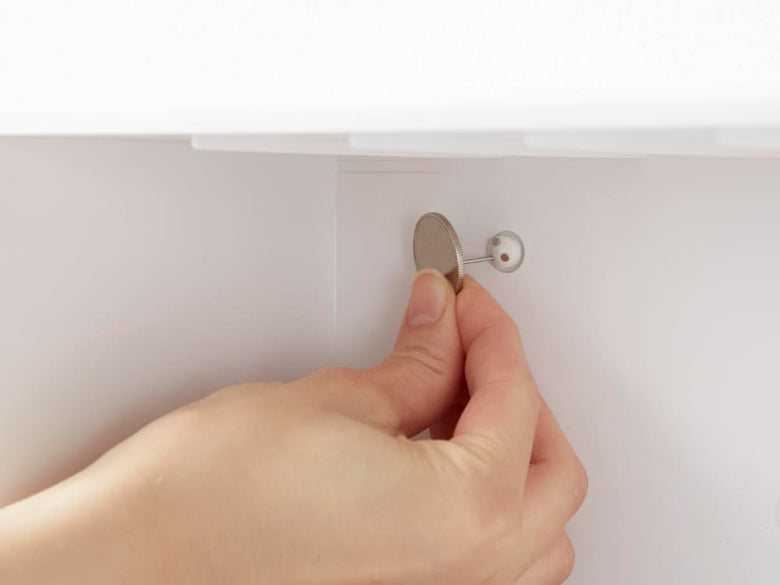 タワー石こうボード対応の白色ペーパータオルディスペンサー本体とトレーの写真