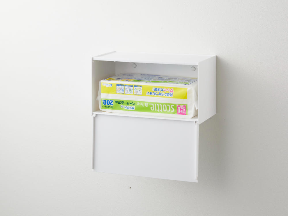 石こうボードに取り付けられたトレー付きペーパータオルディスペンサー
