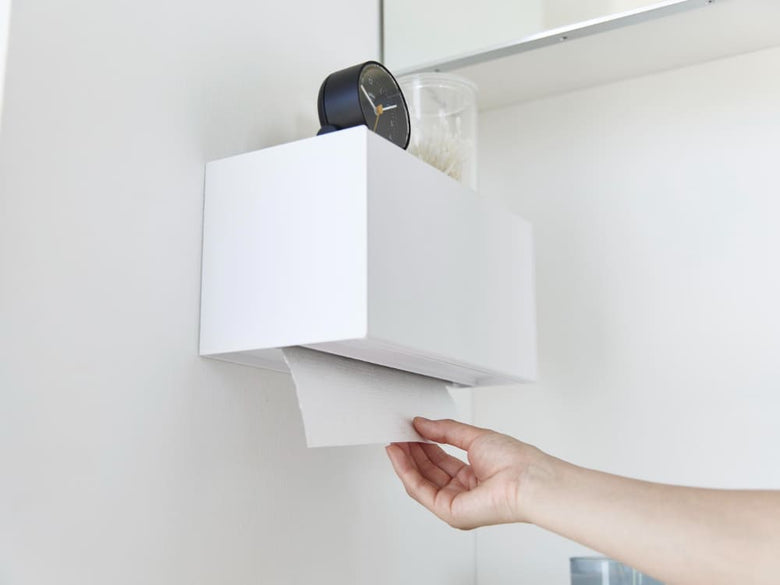 石こうボード対応のトレー付きペーパータオルディスペンサー「tower / タワー」が壁に取り付けられている様子