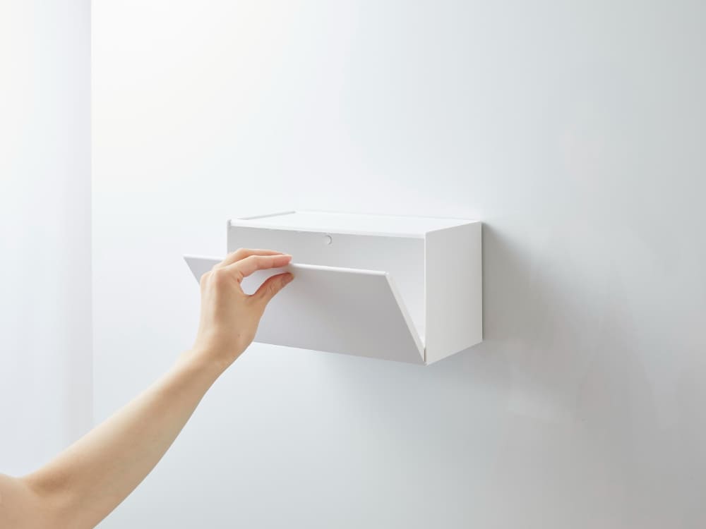 タワー【tower】ペーパータオルディスペンサー。石こうボード対応トレー付きの白色ABS製プラスチック製品