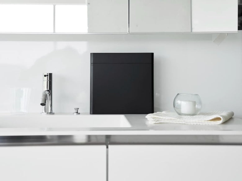 キッチンカウンターに配置された「tower / タワー」目隠し歯ブラシ＆チューブスタンド。ABS樹脂とシリコーン製で、歯ブラシ5本とチューブ2本を収納可能なインテリア調デザイン。