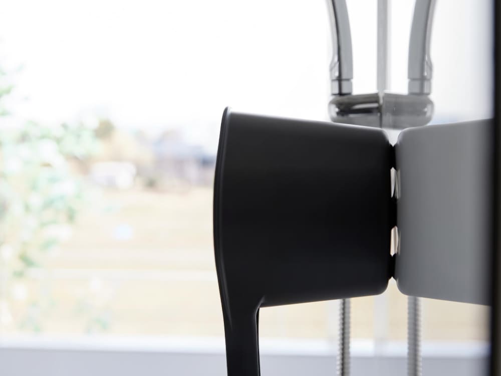 グレーの金属製タワーマグネット手おけ。スチールとアルミニウムを使用し、平らな壁面に簡単に取り付けられるデザイン