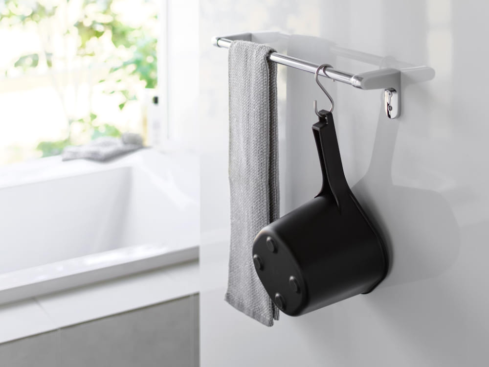 タワーマグネット手おけがステンレス壁面に取り付けられ、シンクや水栓金具と共に配置されているキッチンの様子