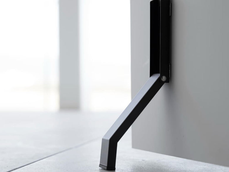 スチール製マグネット折り畳みドアストッパー【tower】がスチールドアに固定されている様子