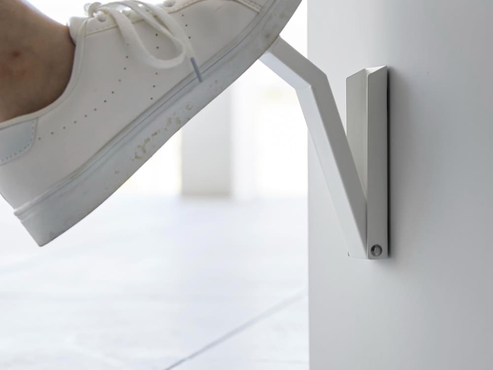 白と銀色のスチール製マグネット折りたたみドアストッパー「tower」
