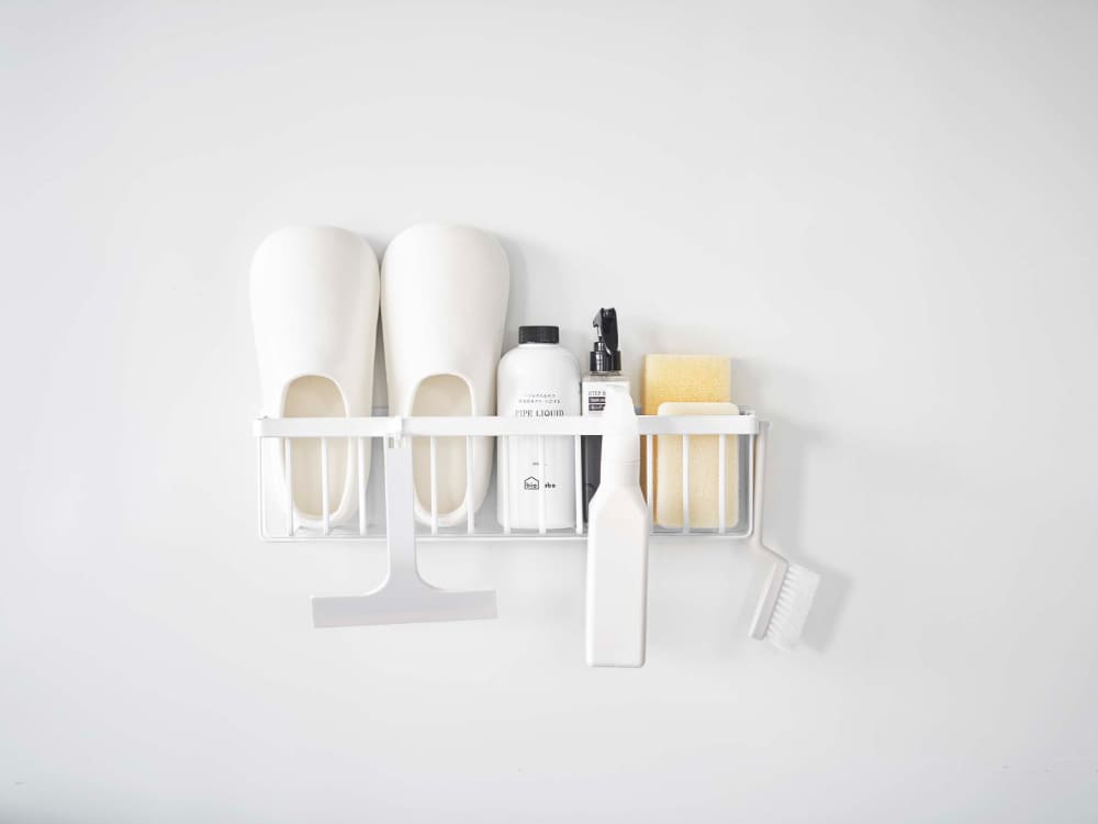 スチール製マグネットタワーバスルームバスケット。プラスチックの棚と衣類フックが付いており、平らな壁面に簡単に取り付け可能