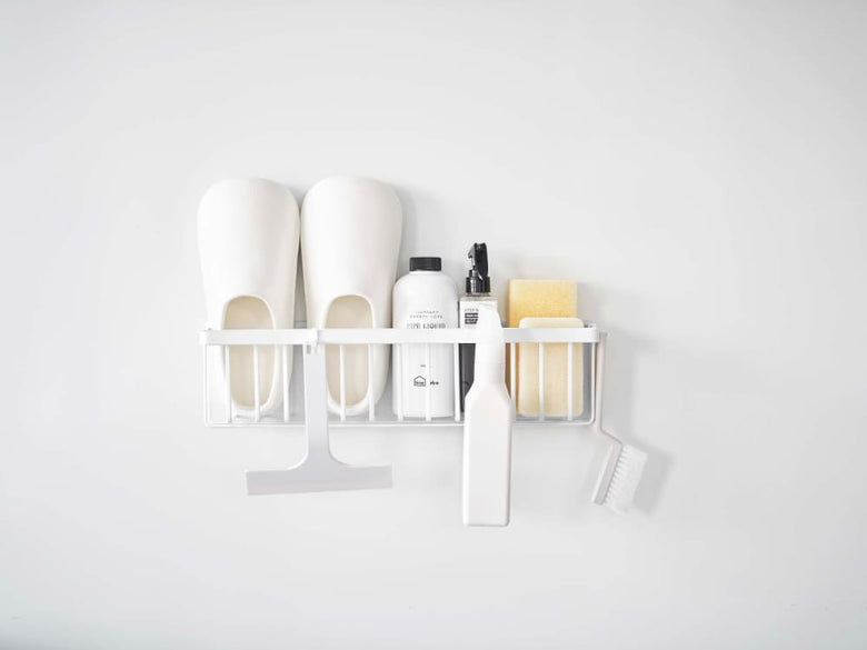 スチール製マグネットタワーバスルームバスケット。プラスチックの棚と衣類フックが付いており、平らな壁面に簡単に取り付け可能