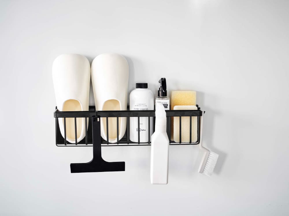 スチール製のタワー マグネットバスルームバスケットが浴室の壁に取り付けられている様子