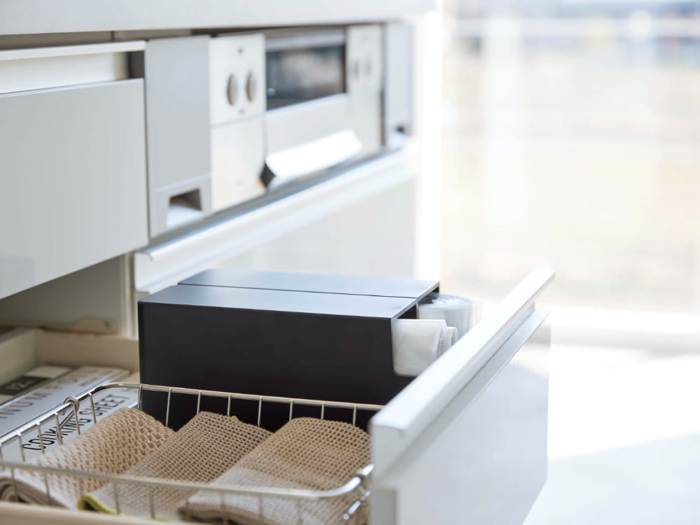 グレーとシルバーのデザインが施されたキッチンキャビネット内のスリムプラスチックバッグケース「tower / タワー」