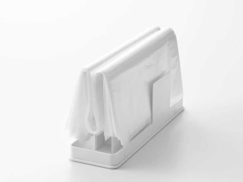 【tower / タワー】スリムプラスチックバッグケースがオフィスデスク上に配置されている様子