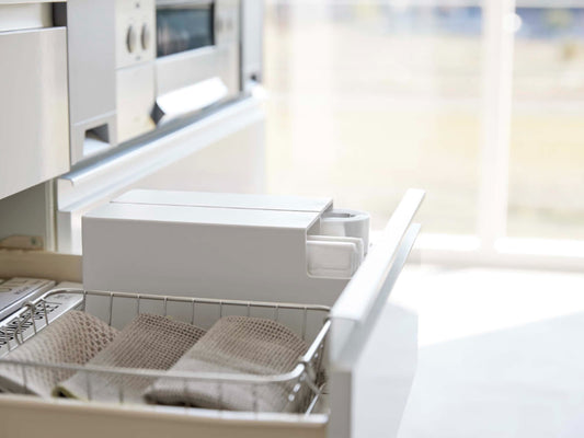 家庭用キッチン用品のスリムプラスチックバッグケース【tower】。シルバーのデザインがカウンタートップに置かれ、収納機能とスタイリッシュな外観を備えています。