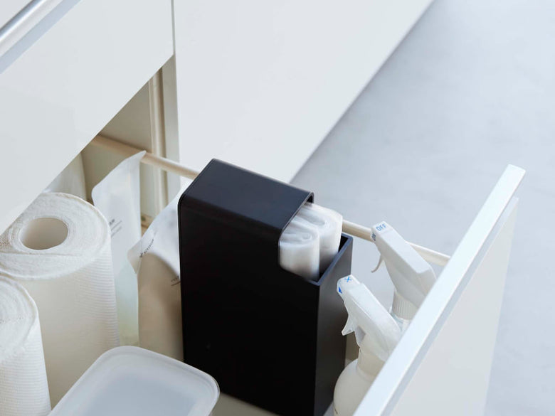 バスルーム用プラスチック棚に【tower】スリムバッグケースやペーパータオル、タオル、観葉植物が整然と配置された家庭用品収納