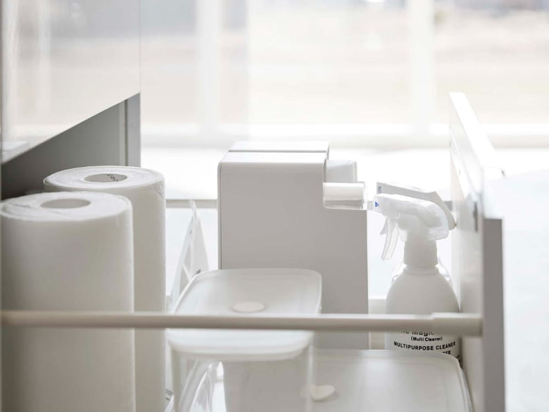 タワーのスリムプラスチックバッグケースが家庭用棚に整然と並べられている様子